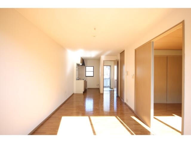 ベルハウスの居室(西向きＬＤＫ１０帖です！)