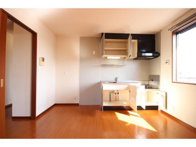 ディアコート　Ａ棟のキッチン(南向きＤＫ６帖です！)