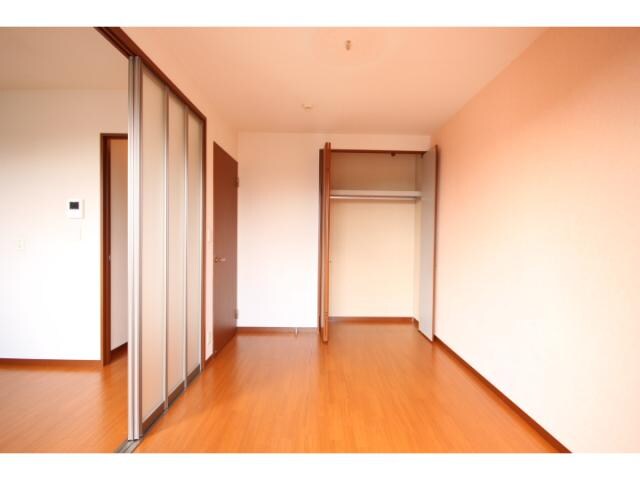 物件内観写真8　(南向き洋室５．４帖です！)