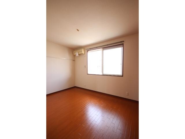 物件内観写真10　(北側洋室６帖です！)