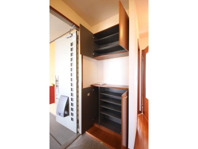 物件内観写真15　(玄関　シューズボックスです！)