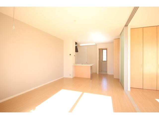 カーサ・レガロの居室(南向きＬＤＫ１３，４帖です！)