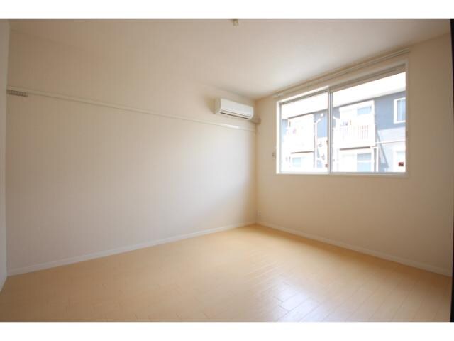 メゾン・ラカージュ　Ⅴ・Ⅵの居室(北側洋室６、４帖です！)