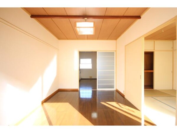 居室(南西向き洋室６帖です！)