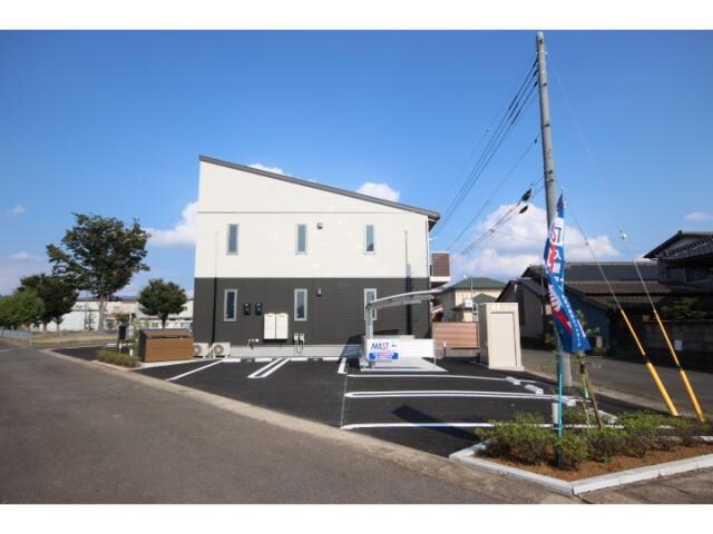 物件外観写真2　(西側外観及び西側駐車場です！)