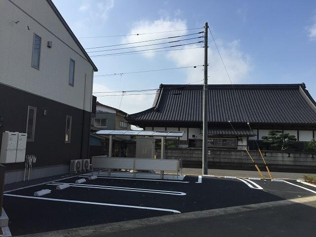 物件外観写真3　(建物西側駐車場です！)