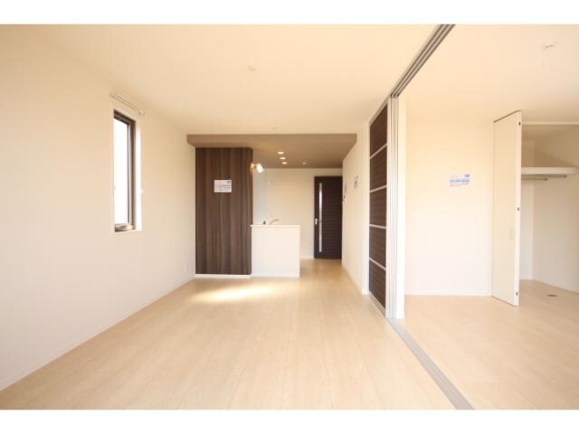 物件内観写真10　(南向きＬＤＫ１１．７帖です！)