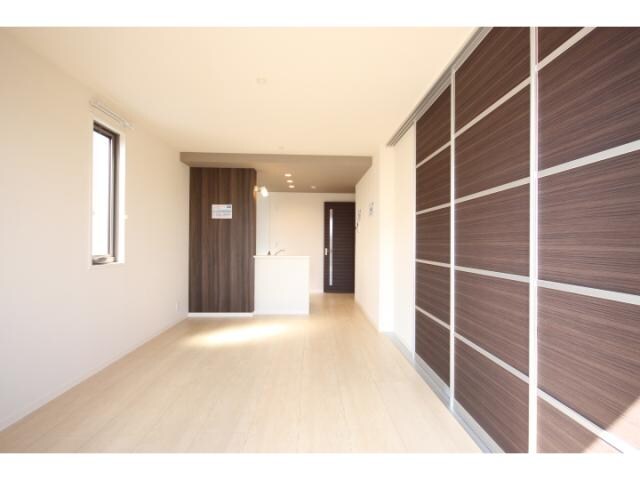 物件内観写真11　(南向きＬＤＫ１１．７帖です！)