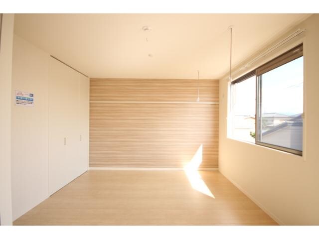 物件内観写真12　(南向き洋室６．４帖です！)