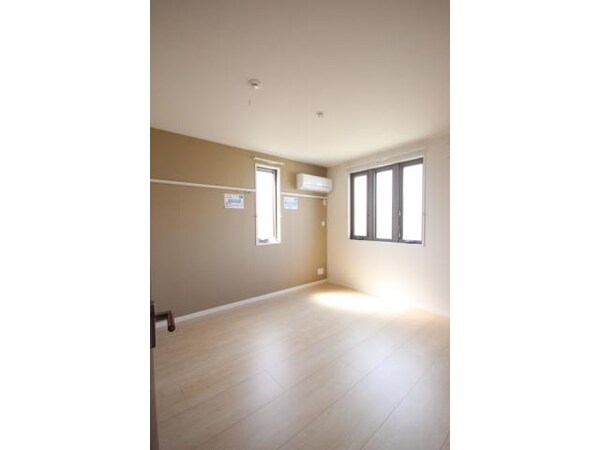 居室(北側洋室６．４帖です！)