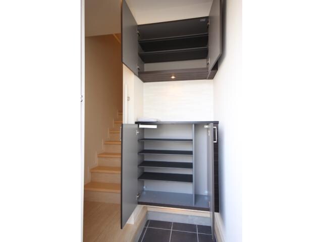 物件内観写真21　(玄関　シューズボックスです。)