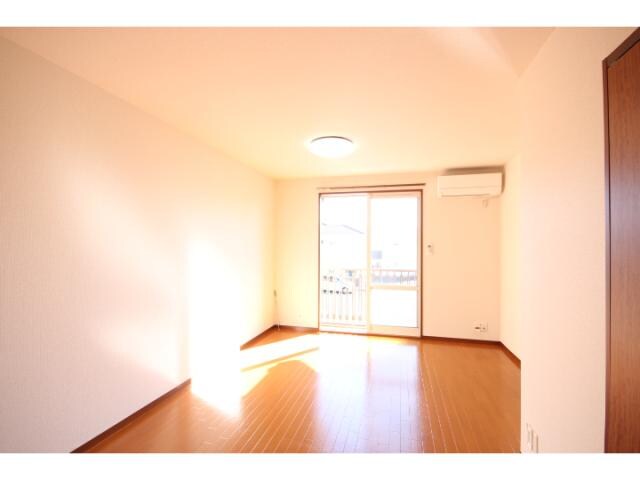 メゾン・ファミール　Ａ棟の居室(南向きＬＤＫ１２．８帖です！)