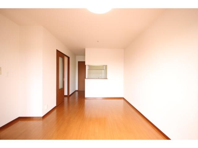 メゾン・ファミール　Ａ棟の居室(南向きＬＤＫ１２．８帖です！)