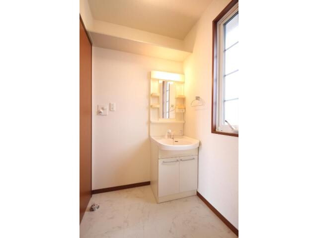 メゾン・ファミール　Ａ棟の洗面・脱衣所(洗面化粧台・洗濯機置き場です！)