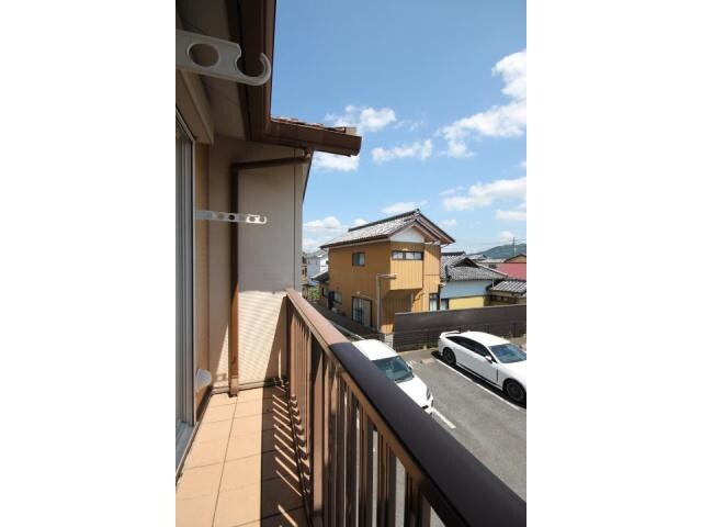 メゾン・ファミール　Ａ棟のベランダ・バルコニー・庭(南向きバルコニーです！)