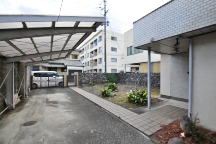 物件外観写真5　(外部貸駐車場)