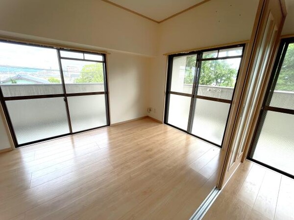 居室(角部屋で2面採光☆)