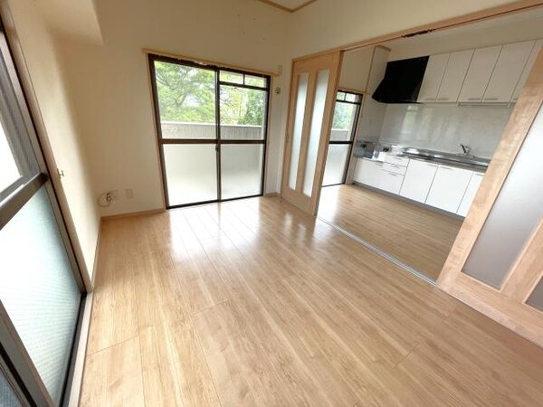居室(角部屋で2面採光☆)