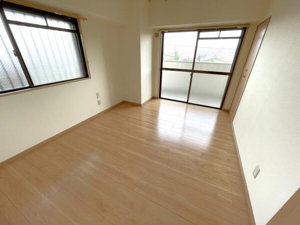 居室(角部屋で2面採光☆)