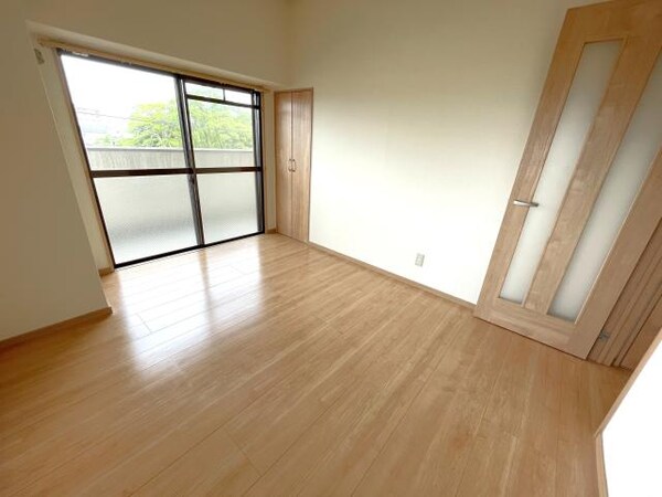 居室(角部屋で2面採光☆)