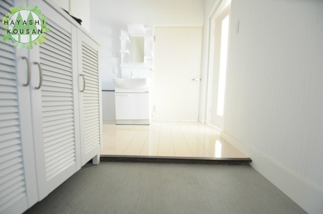 物件内観写真13　(玄関フロア)