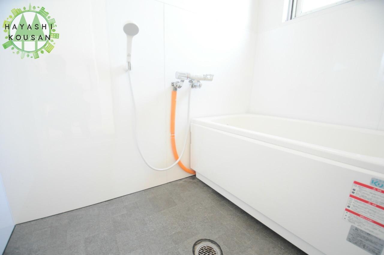 物件内観写真21　(バスルーム（小窓あり）)