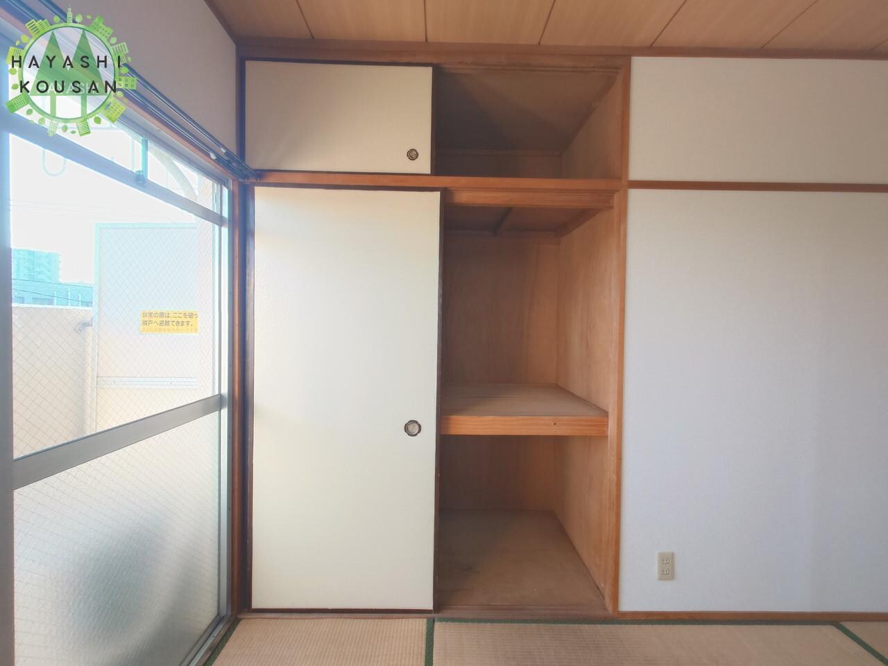 物件内観写真16　(押入れ)