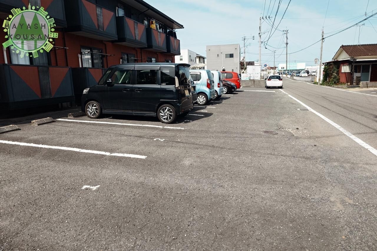 物件外観写真5　(駐車場)