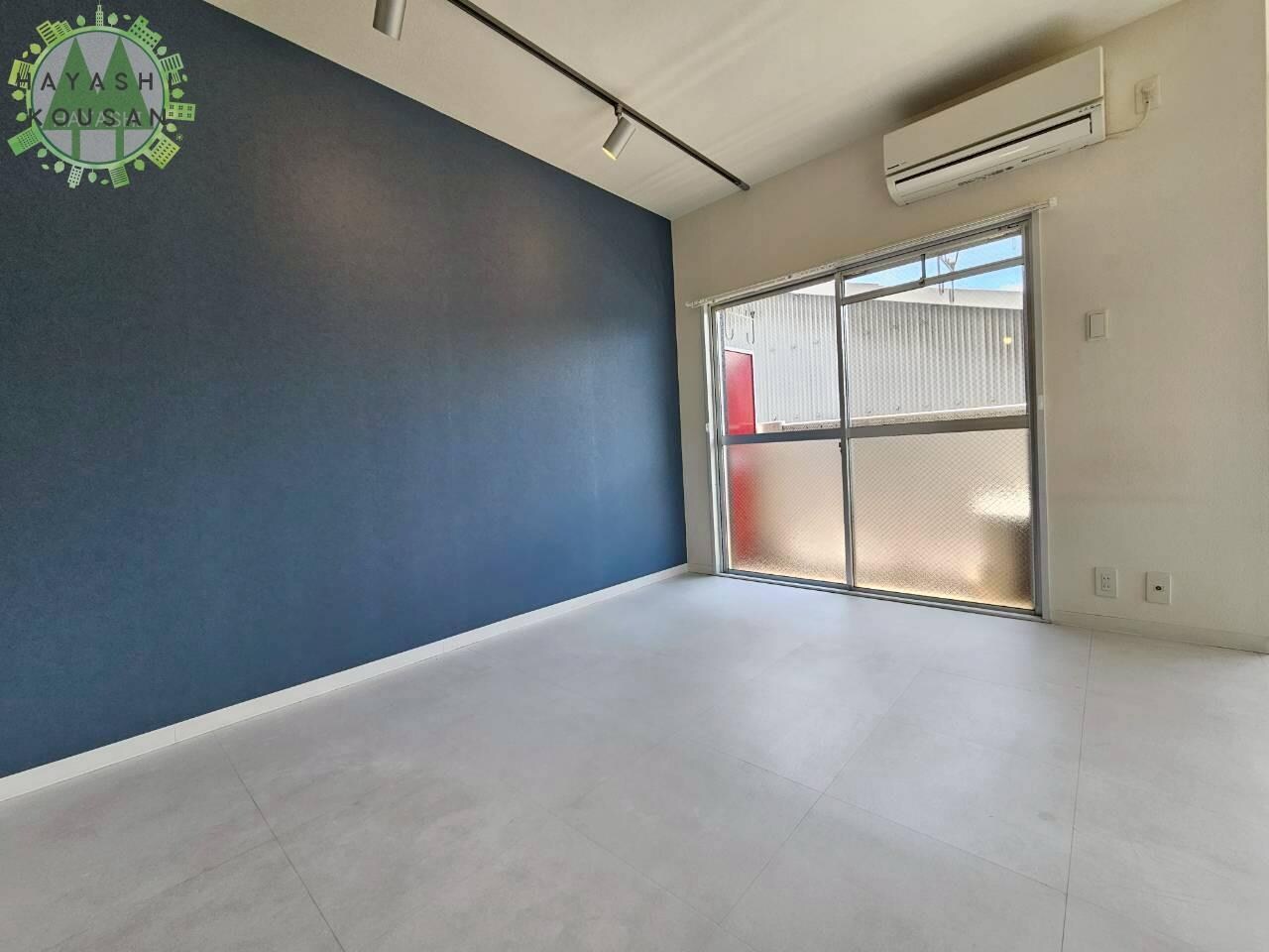 物件内観写真9　(アクセントクロスにはおしゃれなスポット照明♪)