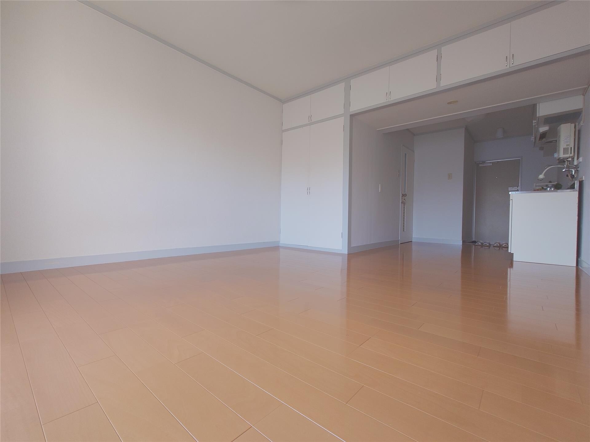 物件内観写真8　(キッチンから洋室（南向き）)