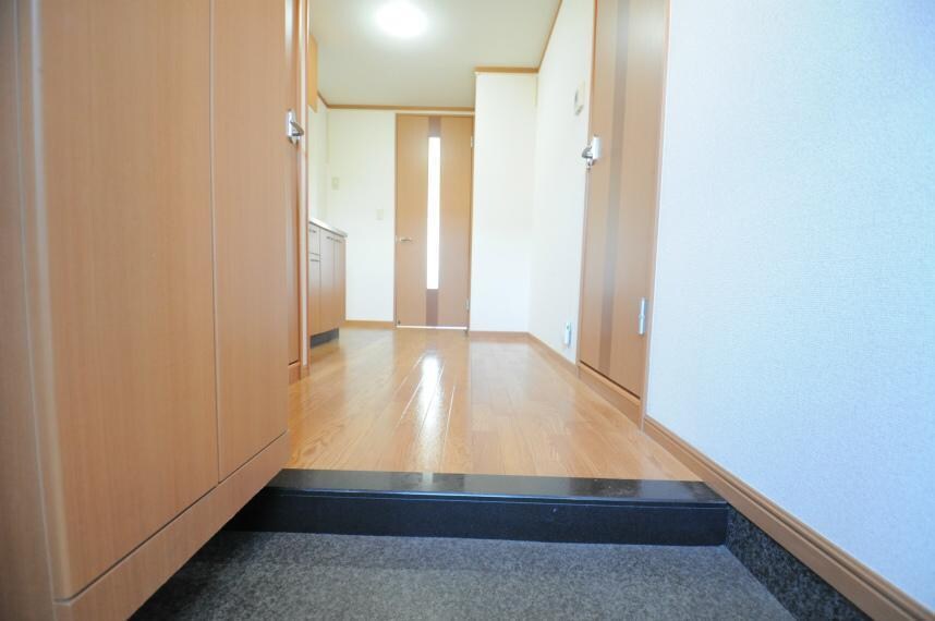 物件内観写真12　(玄関)