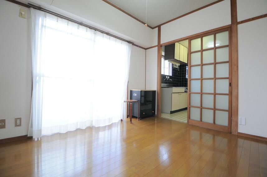 物件内観写真7　(明るい自然光が差し込みます)