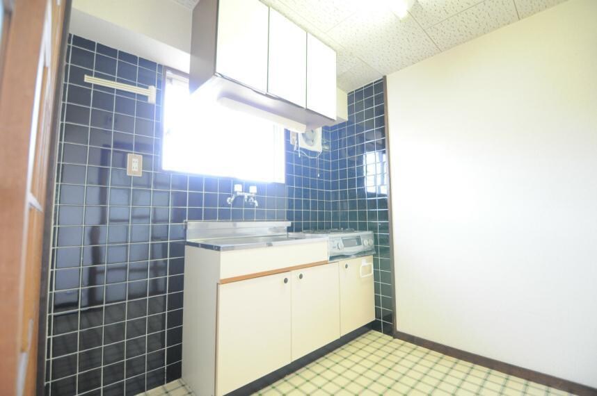 物件内観写真14　(自然光が入る窓のあるキッチン)