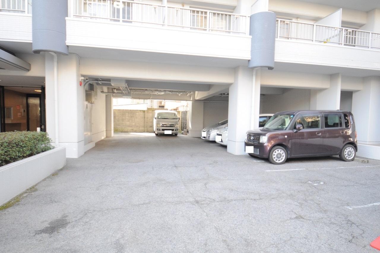 物件外観写真8　(駐車場)