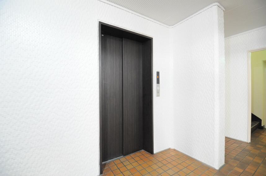 物件外観写真3　(エレベーター前)