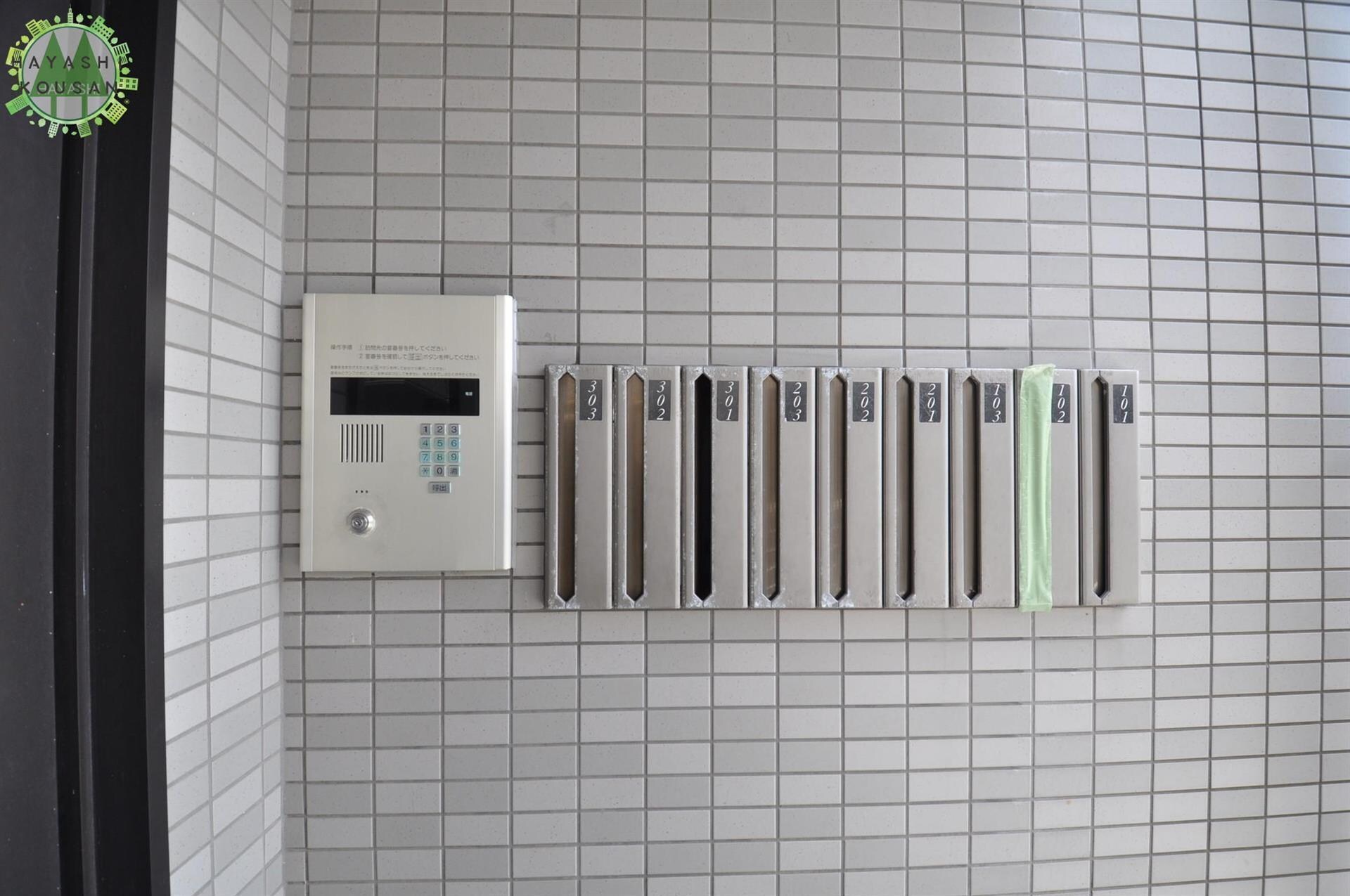 物件外観写真4　(オートロック＆集合ポスト)