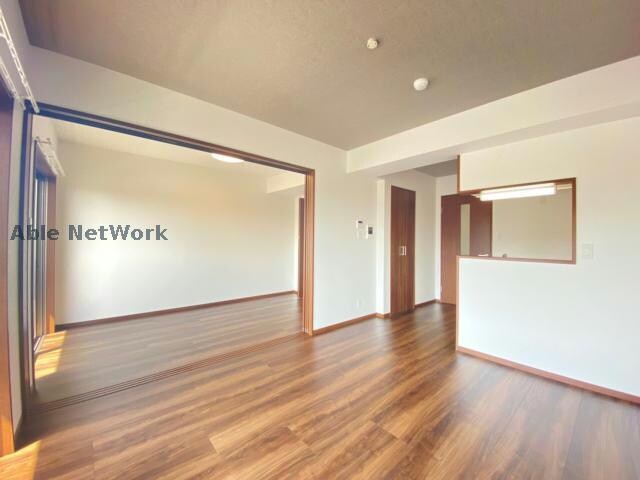 物件内観写真3　(※同型反転・現況優先、床色は異なる場合がございます)