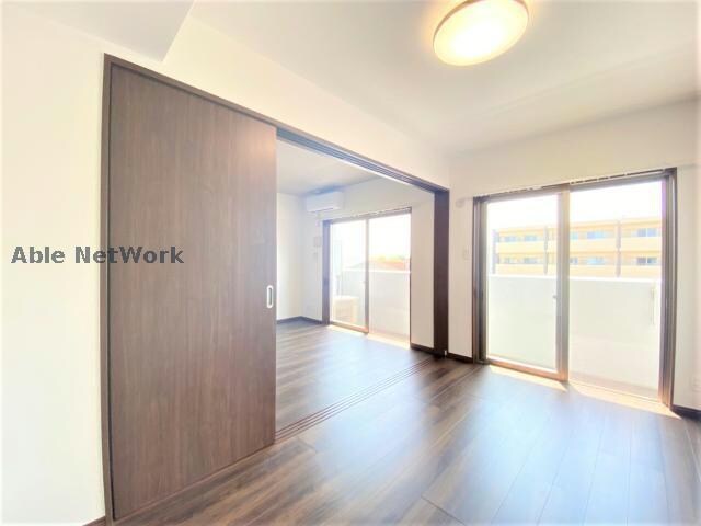 物件内観写真6　(※同型反転・現況優先、床色は異なる場合がございます)