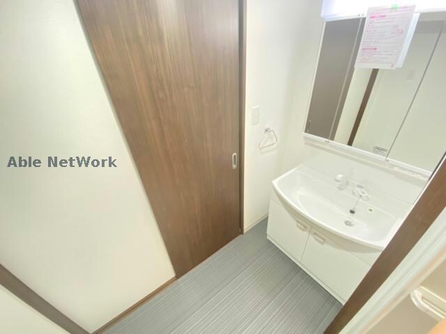 物件内観写真9　(※同型反転・現況優先、床色は異なる場合がございます)