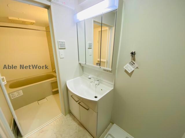 洗面所・脱衣所(三面鏡（収納付き）)