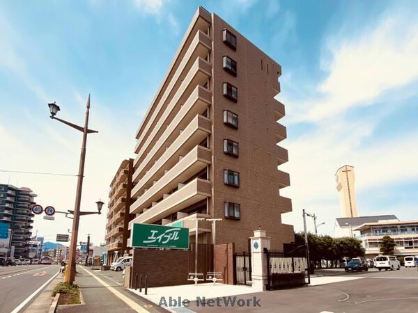 外観(1階は管理会社のエイブルです。女性のお一人暮らしも安心)