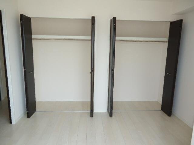 物件内観写真13　(北側洋室収納)