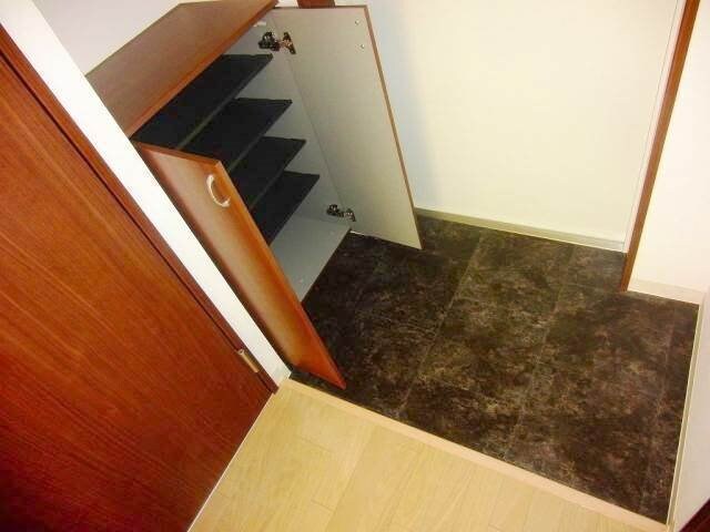 物件内観写真13　(玄関収納)
