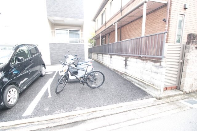 物件外観写真6　(駐輪場等)