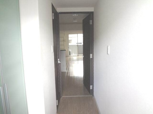 物件内観写真24　(玄関側からリビング)