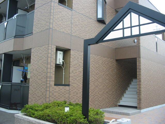 物件外観写真2　(玄関口)