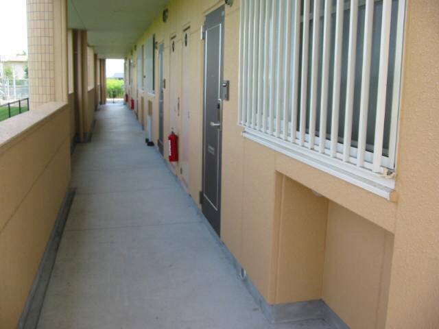 物件外観写真4　(通路　２Ｆ)