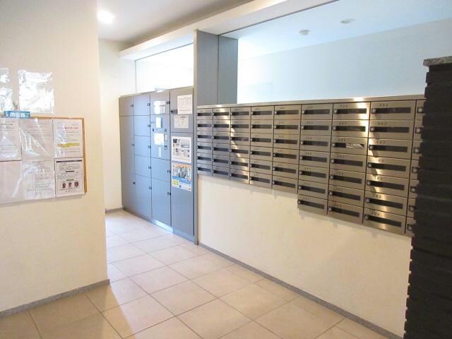 物件外観写真5　(メールボックス、宅配ボックス)