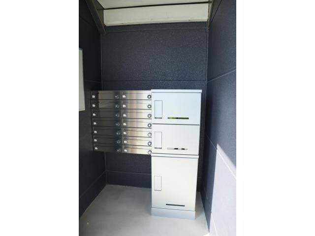 物件外観写真5　(メールボックス＆宅配ボックス)