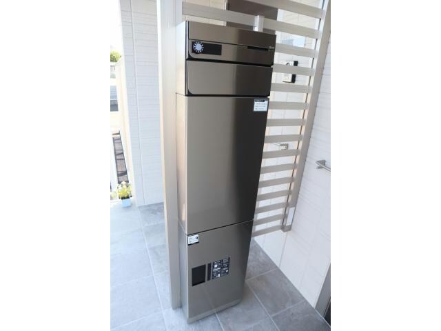 物件外観写真4　(メールボックス＆宅配ボックス)